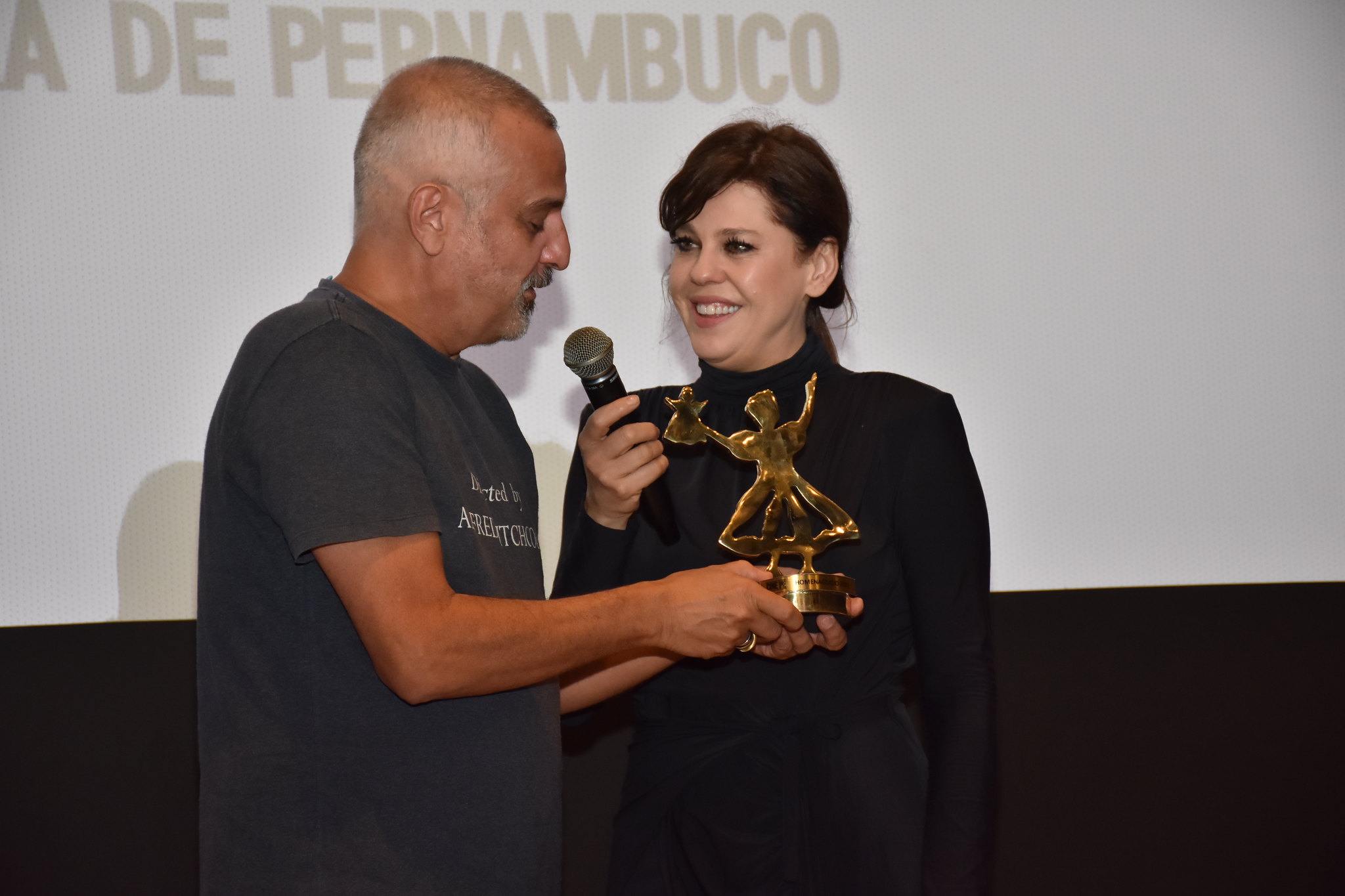 No Cine PE, Bárbara Paz recebe homenagem das mãos de Lírio Ferreira