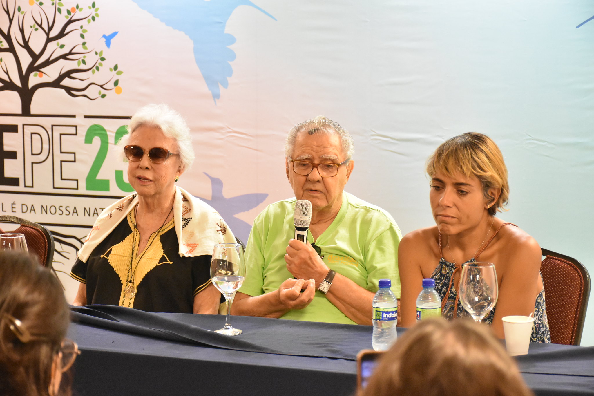 Lucy Barreto, Luiz Carlos Barreto e Julia Barreto em coletiva do Cine PE