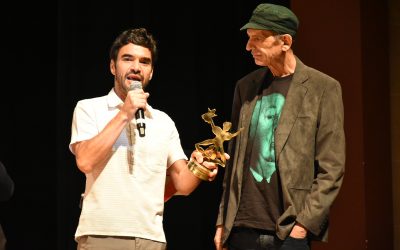 Em noite emocionante do Cine PE, Cláudio Assis entrega Calunga de Ouro para Caio Blat